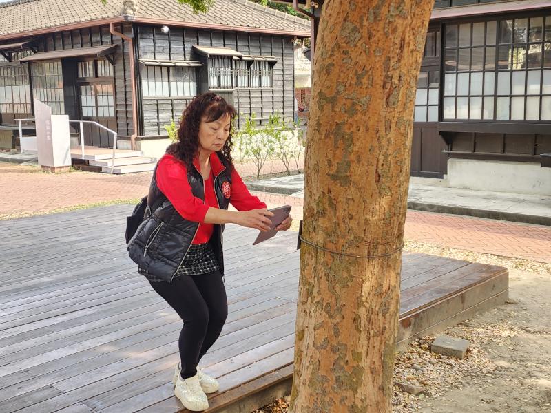 學員認真練習拍攝