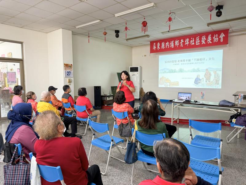 由社區理事長引領學員認識 Podcast 媒介，探討其作為馬卡道「下桁仔」文化保存之優勢；並編寫專屬「訪談提綱」，引導長輩分享動人的生命故事。