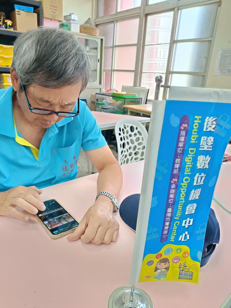 學員阿公認真學習要當孫子的好榜樣