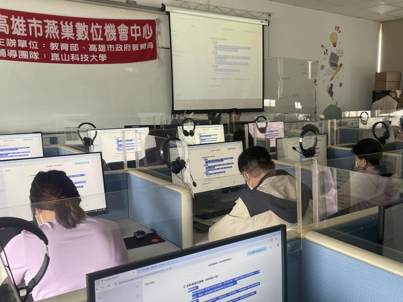 教室內座無虛席，學員們沉浸在AI想像的奇妙世界，共同探索情節設計的無限可能，充滿學習的喜悅。