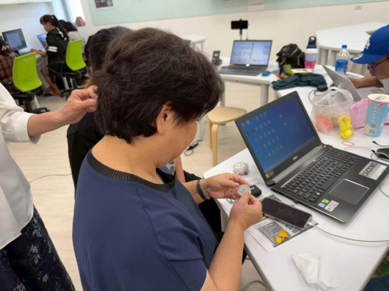 清潔印面並組裝底座，完成具個人風格的手作印章。