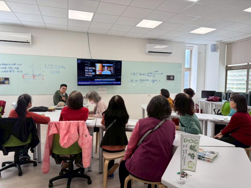 學員很耐真的在聽老師說明常見的影片專業名詞