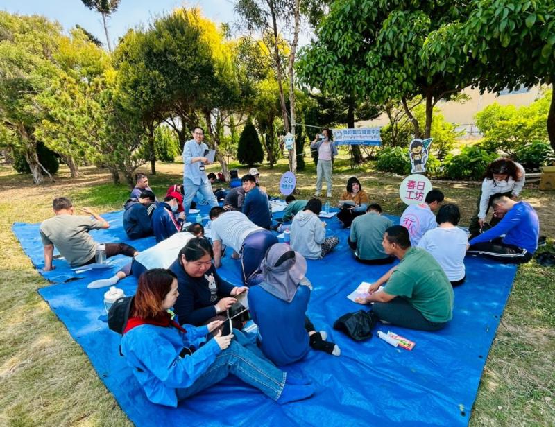 藝術在田間，教學到戶外，學員們學習平板手繪體驗與數位靈感的創作。