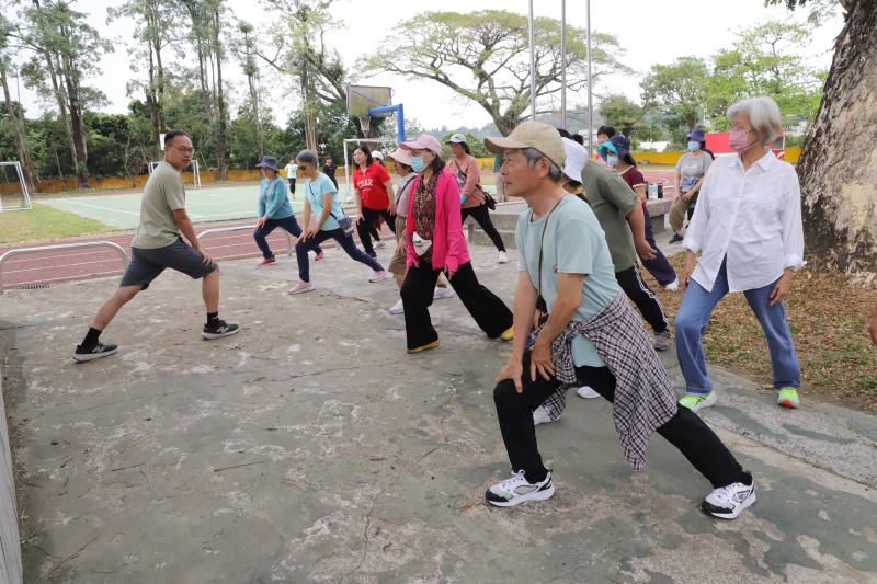 暖身運動 伸展筋骨