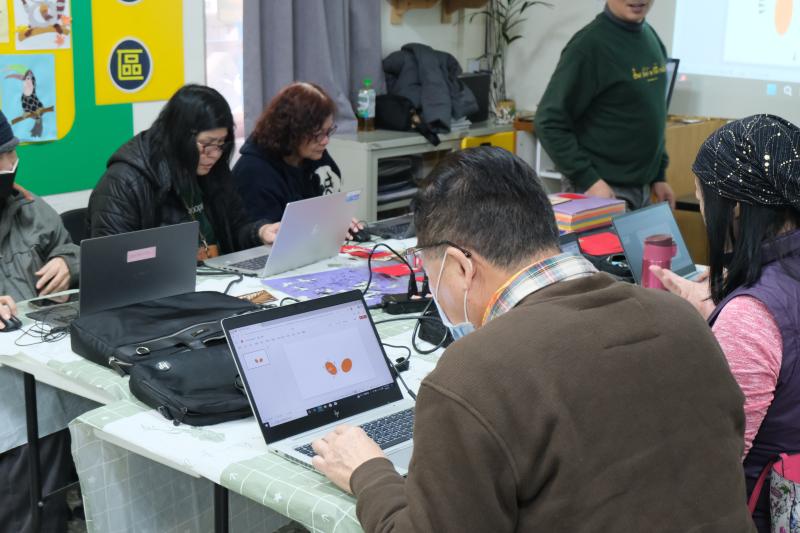 學員認真設計圖案