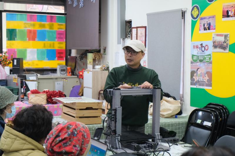 老師示範操作雷雕機