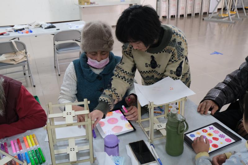 學員將圖片繪製至燈籠