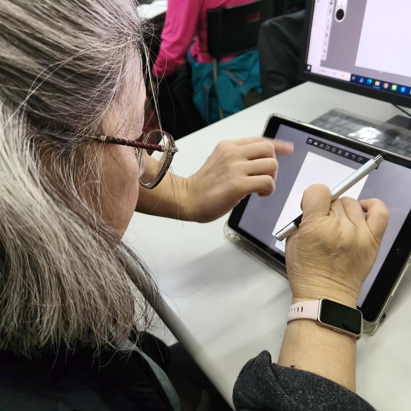 學員在講師指導,下載並安裝專業數位繪圖軟體,認真學習