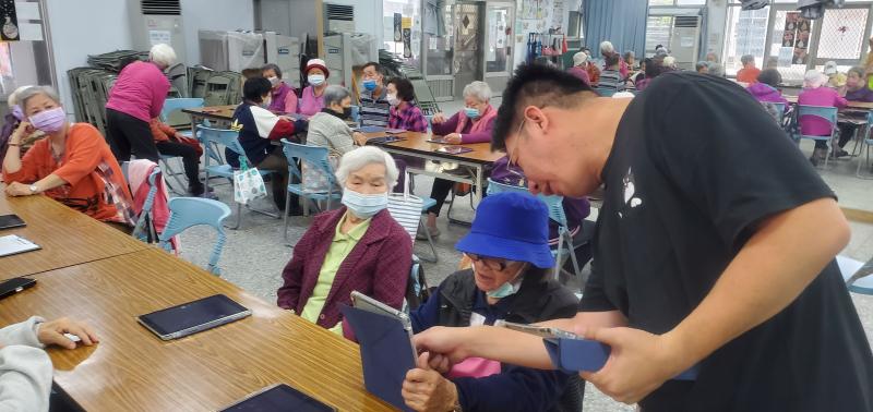 與討論教師與同學共同檢視拍攝成果，指出亮點與改進方向，鼓勵自我反思。