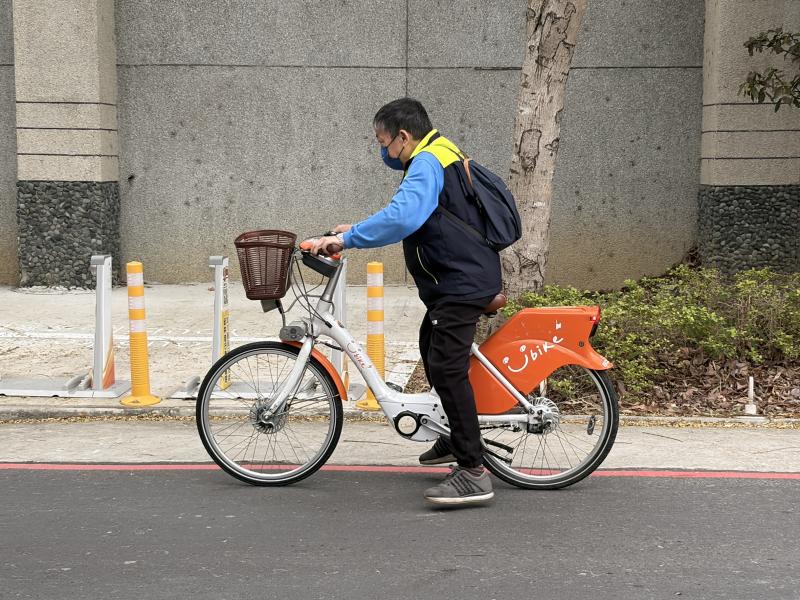 一位大哥原本因為腿腳不方便無法騎車，經由助教推薦可以試試橘色的電輔車，果然試騎成功！