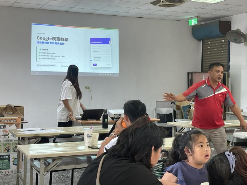 講師透過投影說明 Google 雲端回報流程，學員同步以手機操作練習，從掃描 QR code 到進入表單，逐步建立數位巡山紀錄觀念。