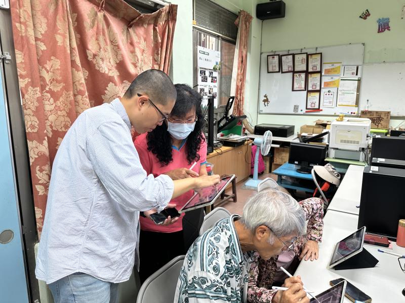 輔導員協助學員圖層概念