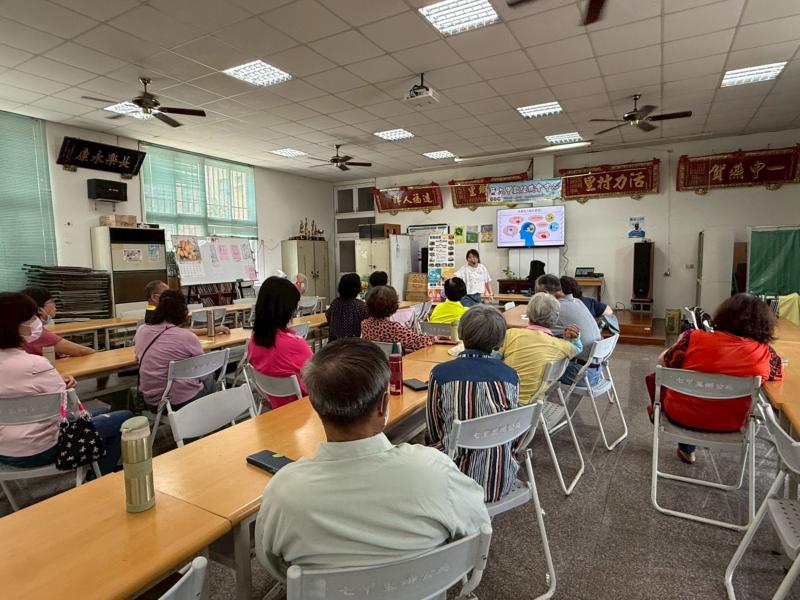 老師帶領學員認識日常生活中失智症的常見症狀，也介紹了可運用的在地社會資源，讓大家知道遇到問題時可以尋求協助。