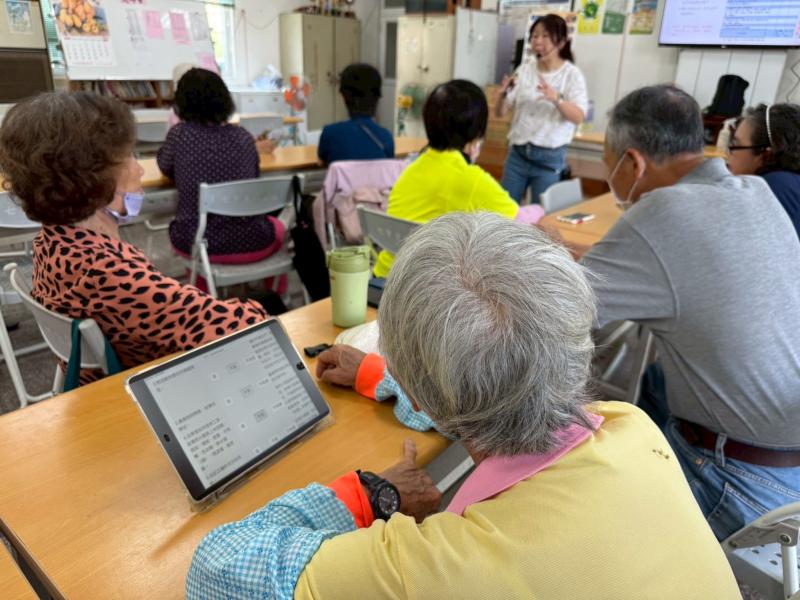 學員認真聽老師講解每一道題目，進行AD-8量表的評估。