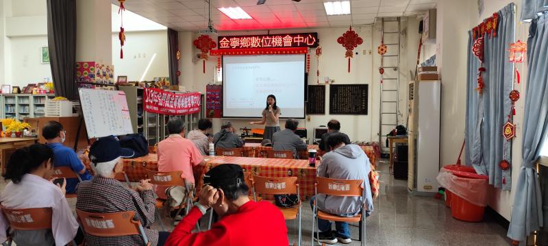 講師透過投影簡報進行教學，內容以文字生成為主軸