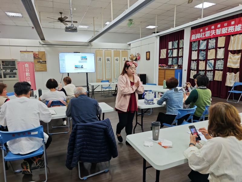 DOC利用廣興社區教室內的空間把桌椅排成小組狀態來開課，在教學環節中，不論年輕或長輩學員皆化身為努力學習的學生，全神貫注聽著老師的分享並且操作智慧型手機。這堂課的核心概念是學員們將 AI 產出的影像素材結合 CapCut 剪輯技術，從節奏點