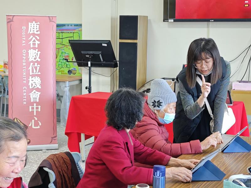 數位學習不僅是操作工具，更是開啟生活新視野的鑰匙。講師現場演示如何利用 Google 搜尋與影音平台，將長輩感興趣的健康資訊、老歌音樂與生活百科即時呈現於大螢幕。透過視覺化的引導，讓瑞田社區的學員理解「數位搜尋」的便利性。即便是不擅長打字的
