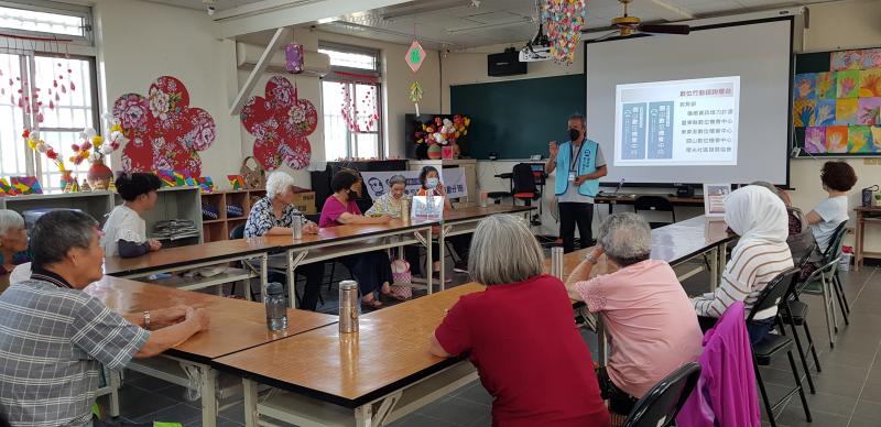 在人人都是攝影師的時代，中高齡學員也能用手機記錄精彩生活。