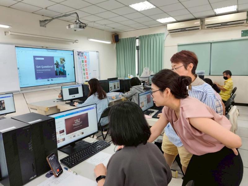 講師協助指導學員運用調整作品