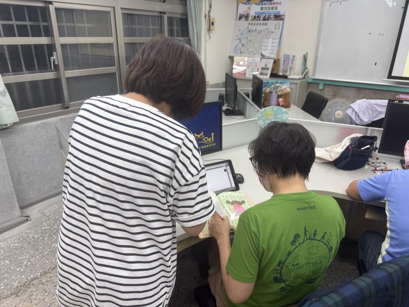 學員互相研究討論