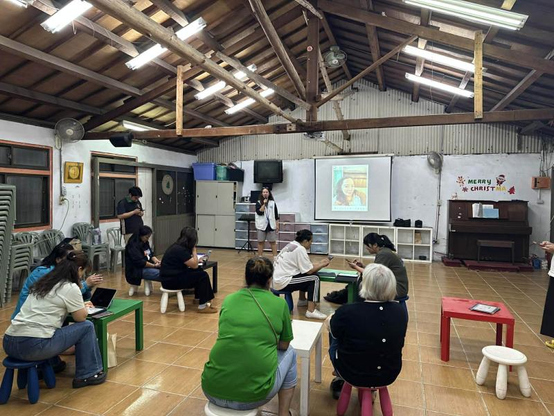 4月14日晚間，信義DOC於望美社區辦理「生活好拍照，手機攝影與修圖技巧」課程，帶領婦女學習手機網路分享與平板連線操作。