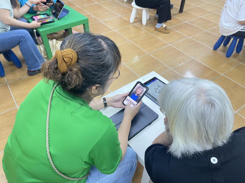 課程中學員分組實作，從手機拍照、照片上傳到開啟修圖軟體，講師逐步指導，協助婦女熟悉數位工具與操作流程。