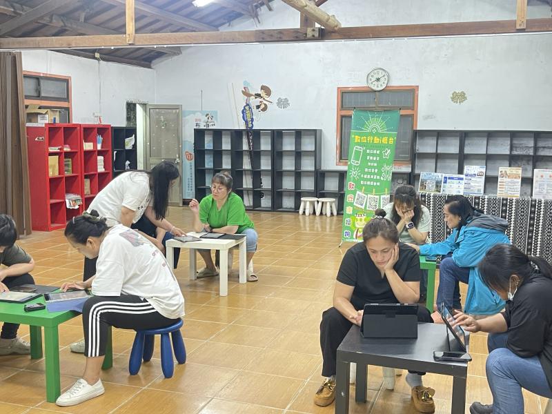 學員以自拍照進行修圖練習，學習亮度調整、濾鏡套用與照片美化技巧，讓手機攝影更貼近日常生活應用。