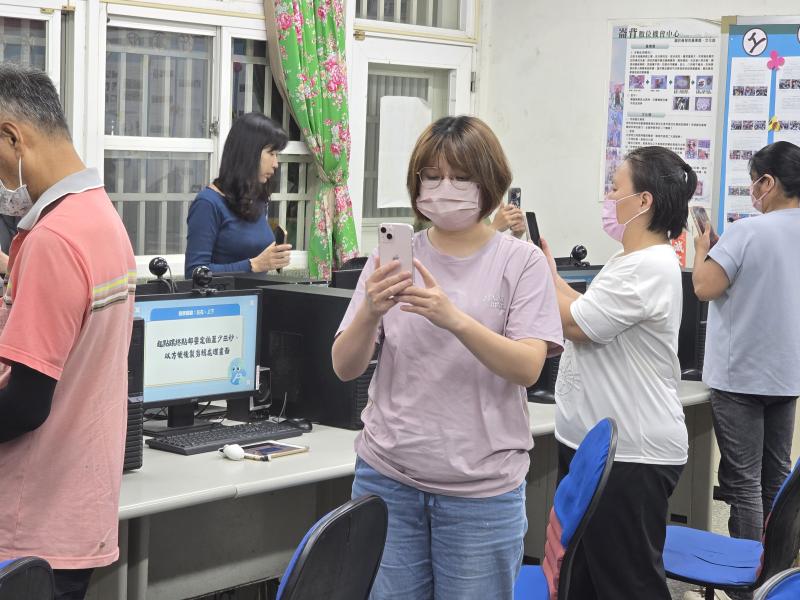 學員實際演練拍攝技巧。