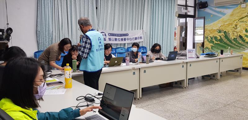 本次「AI數位生成技術」課程，從「人與人工智慧」的關係出發，透過貼近生活的案例，讓大家理解AI不只是冷冰冰的科技。