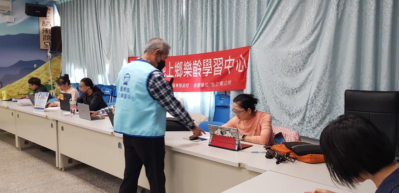 透過實際操作與反覆練習學會如何用清楚的語句描述需求，讓AI生成符合期待的文字與圖像。