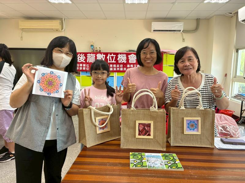 母女和同學、老師一起合作的手提袋作品有海洋的圖案，很有海的味道。對整個課程做了一 個完美的註腳。