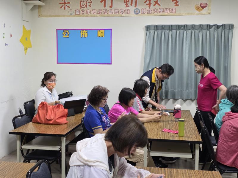 04/18 Google表單教學與應用 老師協助學員操作