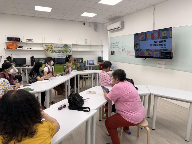 講師以一些常見海報做示範，講解說明排版與色彩應用