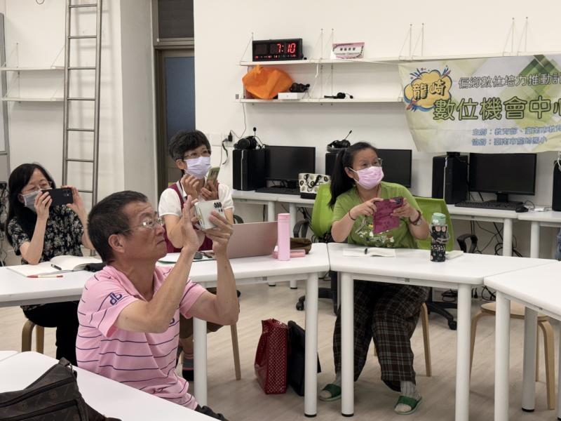 學員為避免課程內容忘記，紛紛用手機紀錄講課說明
