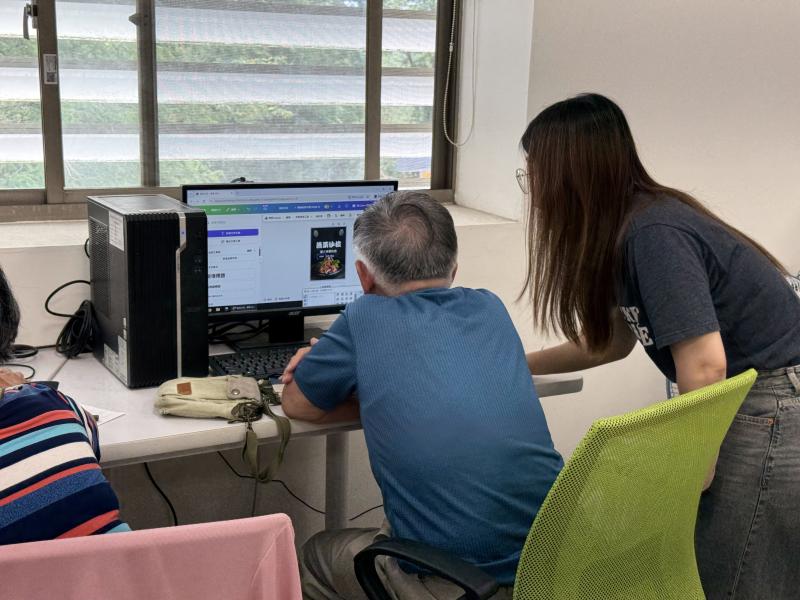 在講師與助教的陪伴下，也成功跨越了技術障礙。完成海報