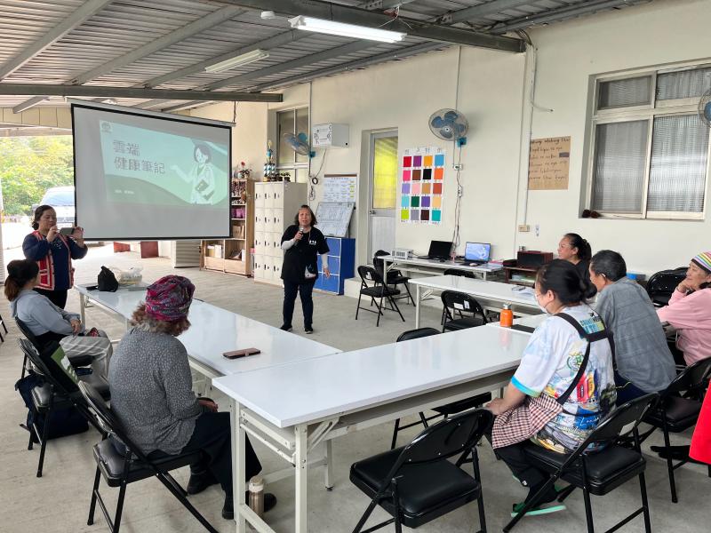 講師利用簡報介紹健保快易通 App的功能應用，並告知點擊相關內容則會出現相應的資訊，非常實用的 App。