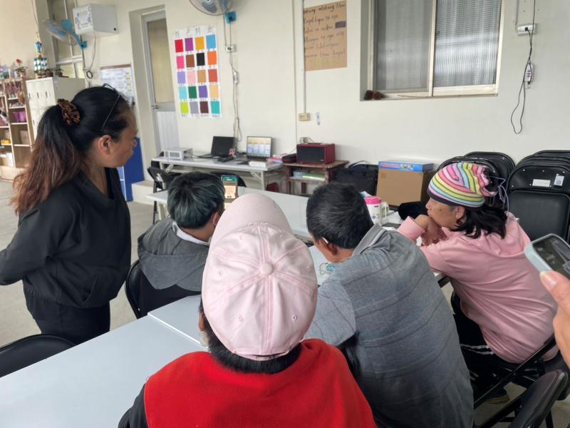 透過實際教學讓長輩熟悉健保快易通如何申請，需準備哪些資料等。