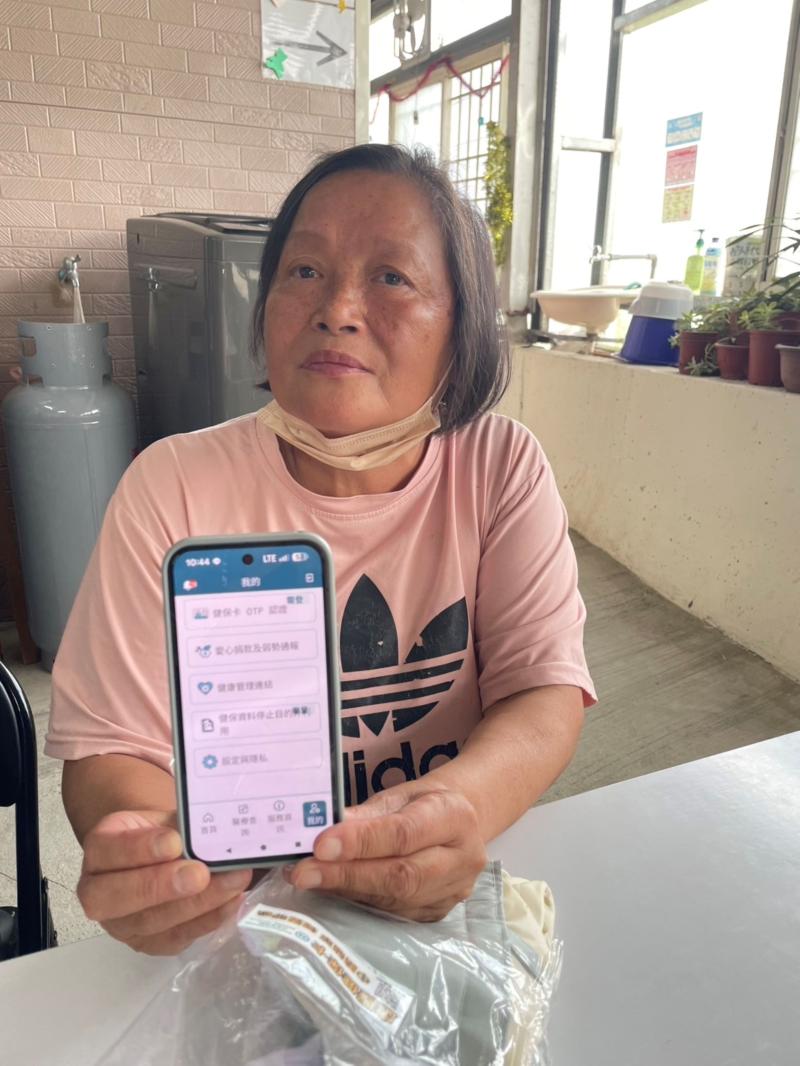 透過操作App使長輩能熟悉功能應用，並下載App使用或申請虛擬健保卡。