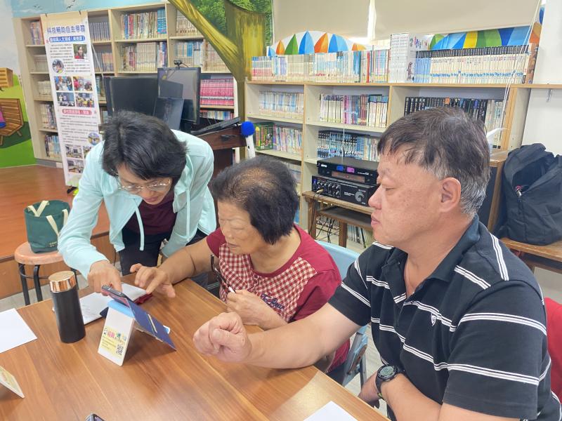 學員之間彼此互助，一起研究社群軟體的操作