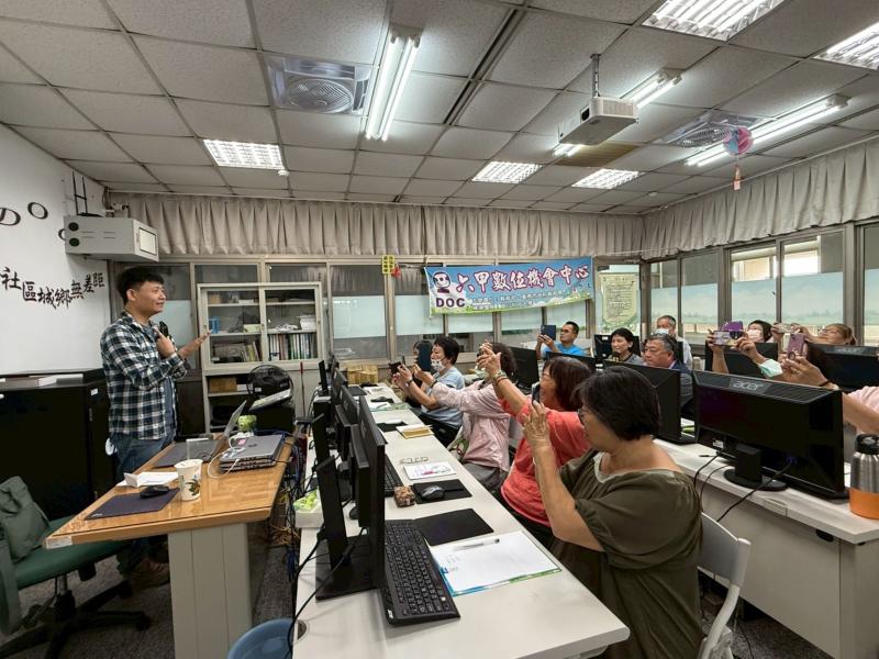 老師在課堂上用心講解攝影的基本概念，帶領學員一步步理解拍攝技巧。