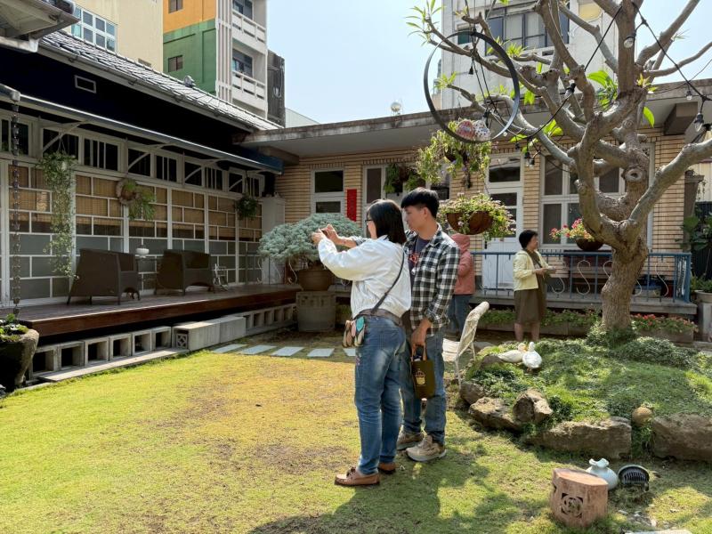 天氣晴朗、陽光很大，仍不影響學員的學習拍照熱情，大家依然投入其中、認真參與。