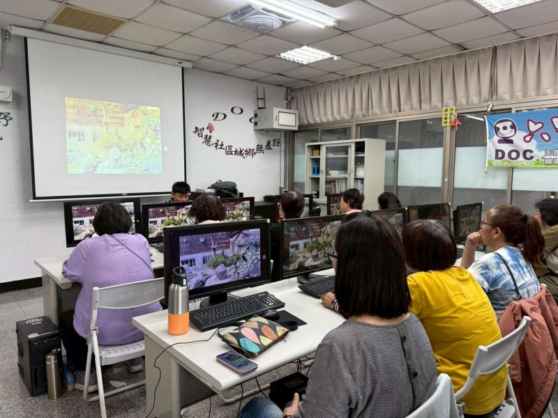 外拍結束後，學員們分享拍攝的照片，由老師進行講評，並透過交流討論，讓大家從不同角度欣賞彼此的作品，也進一步學習拍攝技巧與想法。