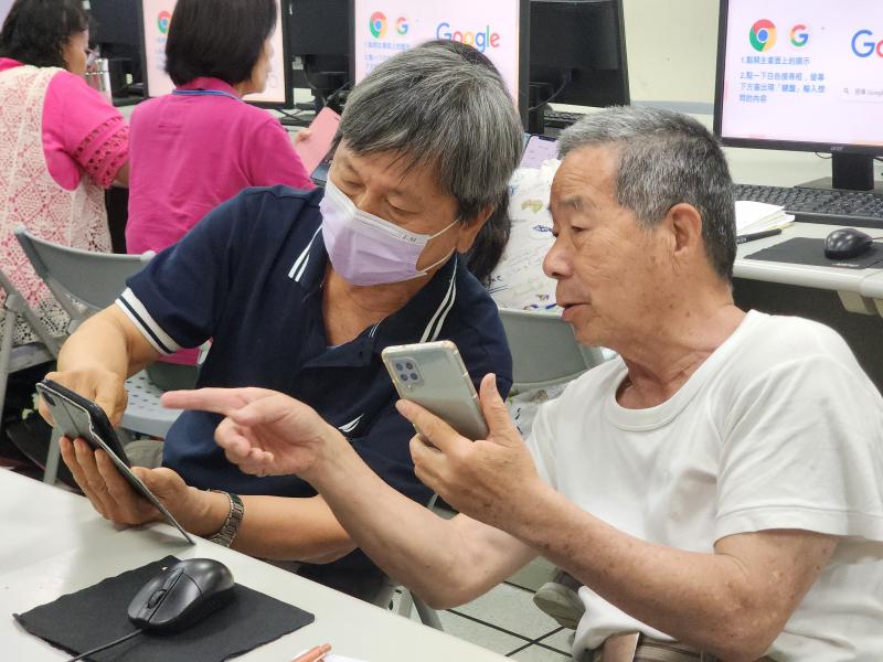 學員互相討論