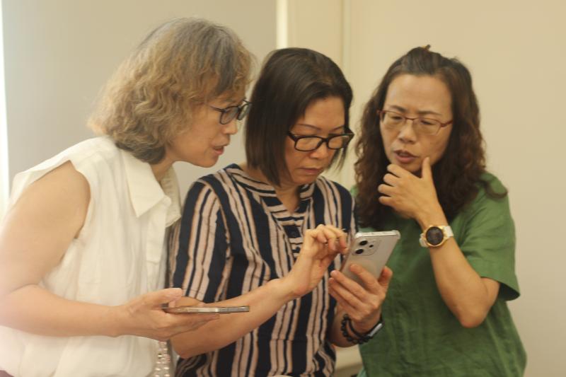 講師在講解課程後進行一對一的實際操作教學
