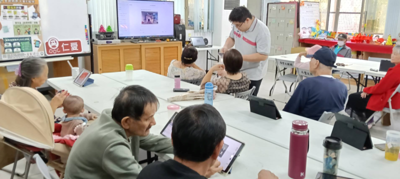 講師先帶大家認識現在最紅的 AI 工具，解釋了 ChatGPT 和 Gemini 有什麼不一樣。