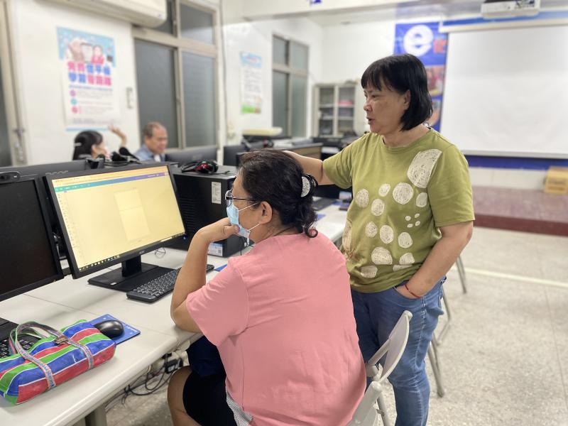 學員互助，實際操作練習讓概念轉化實現，強調實作的重要。