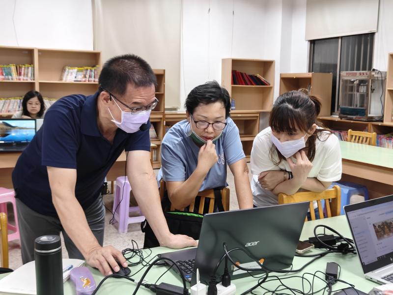 學員一起相互研究