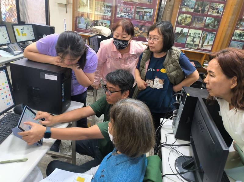 學員專注創作，展現學習成果