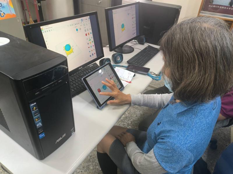 學員運用Tinkercad操作學習