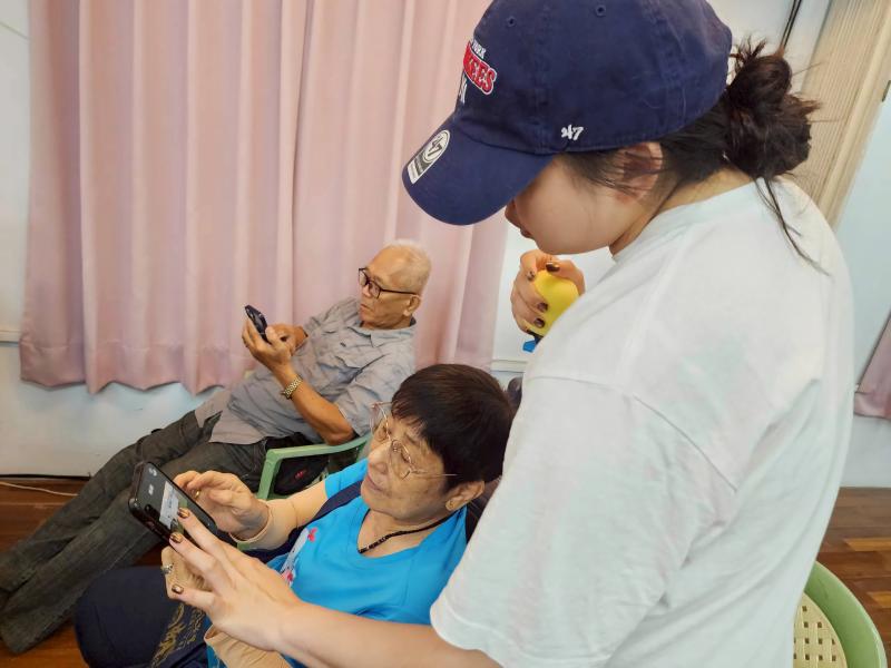 不論是長輩學習數位功能,還是全家大小一起分享生活點滴,為數位生活增添無限樂趣